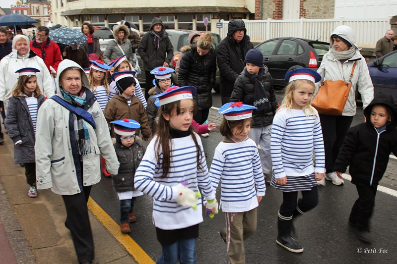 defile enfants Villers sur Mer 2012 b